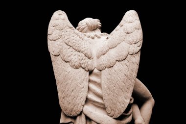 Siyah arka planda büyük kanatlı bir melek. Dua ve tövbe.