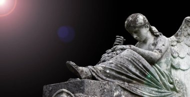 Siyah arka planda büyük kanatlı bir melek. Dua ve tövbe.