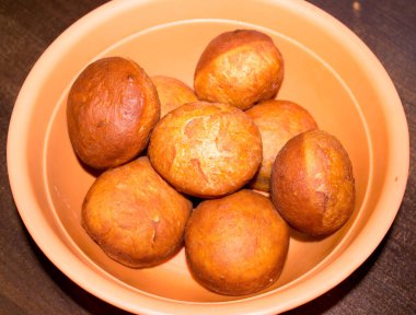 Lezzetli çörekler mutfakta elle yapılır.