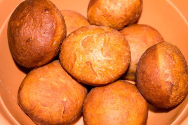 Lezzetli çörekler mutfakta elle yapılır.