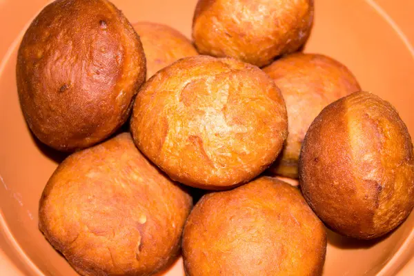 Lezzetli çörekler mutfakta elle yapılır.