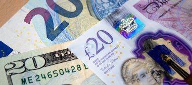 On Amerikan doları ve yakın plan İngiliz sterlini.