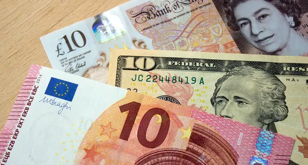 On Amerikan doları ve yakın plan İngiliz sterlini.