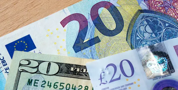 On Amerikan doları ve yakın plan İngiliz sterlini.