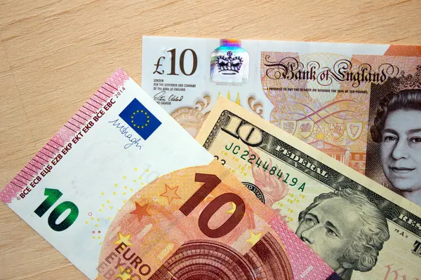 On Amerikan doları ve yakın plan İngiliz sterlini.