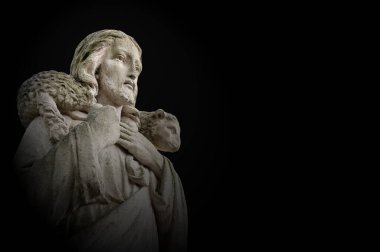 Yüce İsa, İyi Çoban kayıp bir koyunu sırtında taşıyor.