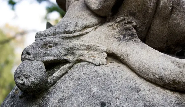 Yılan bir kadının bacağı tarafından ezildi. İncil 'deki Bakire Meryem ve Şeytan' ın hikayesi.