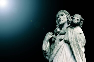 Yüce İsa, İyi Çoban kayıp bir koyunu sırtında taşıyor.