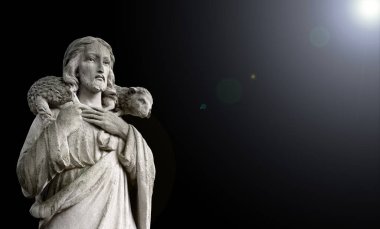 Yüce İsa, İyi Çoban kayıp bir koyunu sırtında taşıyor.