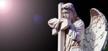 Büyük kanatları ile güzel melek. Koruyucu melek. Melek savior