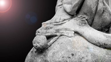 Yılan bir kadının bacağı tarafından ezildi. İncil 'deki Bakire Meryem ve Şeytan' ın hikayesi.