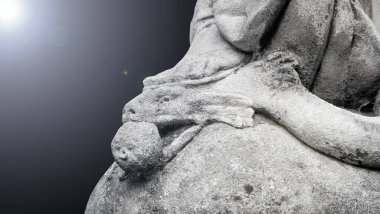 Yılan bir kadının bacağı tarafından ezildi. İncil 'deki Bakire Meryem ve Şeytan' ın hikayesi.