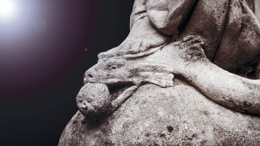 Yılan bir kadının bacağı tarafından ezildi. İncil 'deki Bakire Meryem ve Şeytan' ın hikayesi.