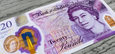 Arka planda mor elementler olan 20 poundluk bir parçanın yakın çekimi