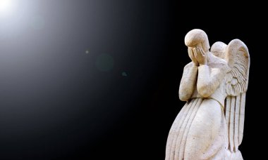 Büyük kanatlı bir melek kara arka planda ve ay ışığında ağlıyor.