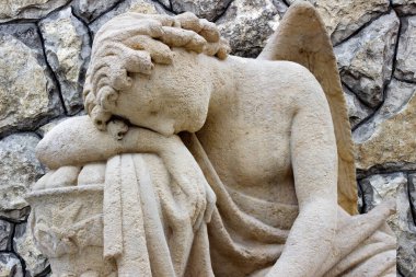 Yorgun, yalnız bir melek cennetsel bir savaştan sonra dinleniyor.