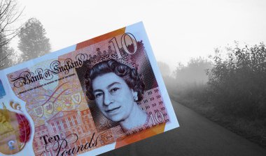 Geçmişe yakın planda on İngiliz poundu. Büyük Britanya 'nın ulusal para birimi