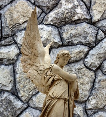 Güzel bir arka planda büyük kanatlı bir melek.