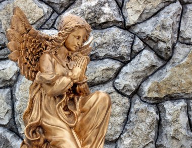 Güzel bir arka planda büyük kanatlı bir melek.