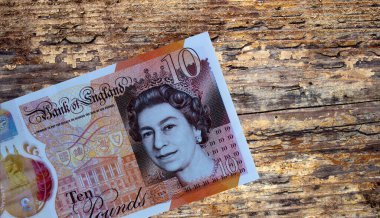 Geçmişe dönük on İngiliz sterlini yakın plan çekimi