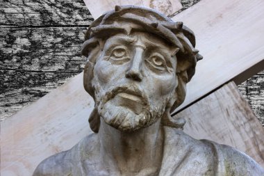 Yüce İsa çarmıhın altında. Tanrının ıstırabı ve ölümü