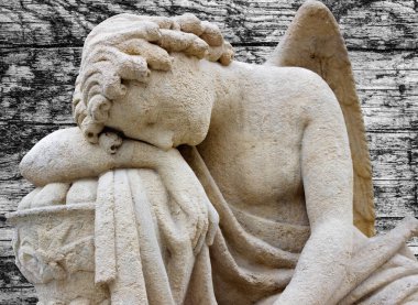 Geçmişinde kanatları olan güzel bir melek. İncil hikayeleri