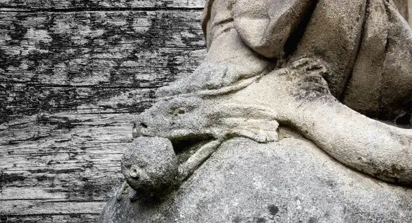 Bakire Meryem yılanın başını ezer. İyi ve kötünün kavramı