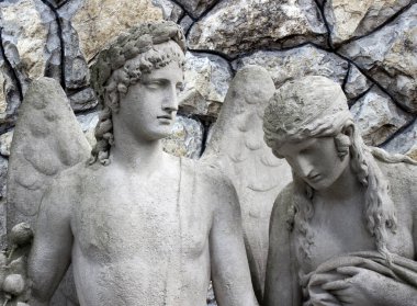 Geçmişinde kanatları olan güzel bir melek. İncil hikayeleri