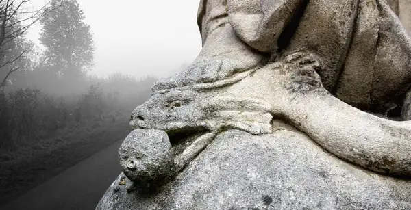 Yılan bir kadının bacağı tarafından ezildi. İncil 'deki Bakire Meryem ve Şeytan' ın hikayesi.