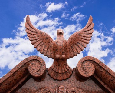 Bir güvercin kahverengi mermer heykeller