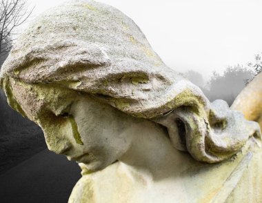 Geçmişinde kanatları olan güzel bir melek. İncil hikayeleri