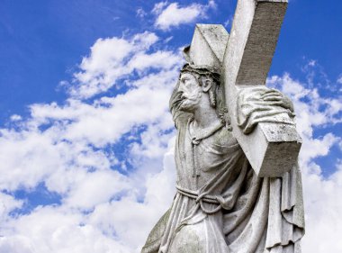 Yüce İsa çarmıhın altında. Tanrının ıstırabı ve ölümü