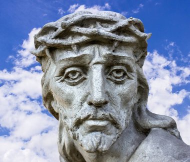 Yüce İsa çarmıhın altında. Tanrının ıstırabı ve ölümü