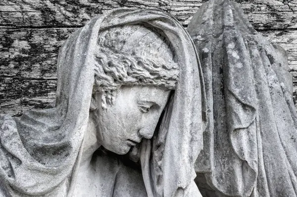 Aziz Meryem Ana heykeli