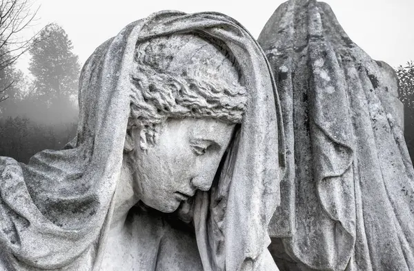 Aziz Meryem Ana heykeli