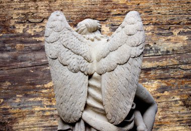 Büyük kanatları ile güzel melek. Koruyucu melek. Melek savior