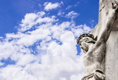 Yüce İsa çarmıhın altında. Tanrının ıstırabı ve ölümü