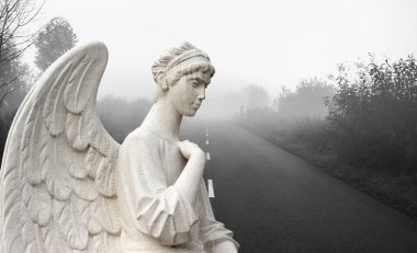 Büyük kanatları ile güzel melek. Koruyucu melek. Melek savior