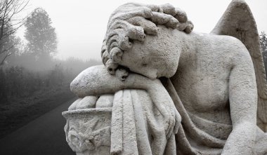 Büyük kanatları ile güzel melek. Koruyucu melek. Melek savior