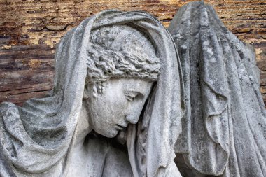 Aziz Meryem Ana heykeli