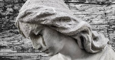 Büyük kanatları ile güzel melek. Koruyucu melek. Melek savior