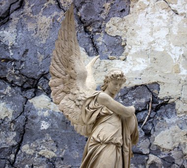 Büyük kanatları ile güzel melek. Koruyucu melek. Melek savior