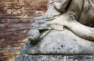 Yılan bir kadının bacağı tarafından ezildi. İncil 'deki Bakire Meryem ve Şeytan' ın hikayesi.