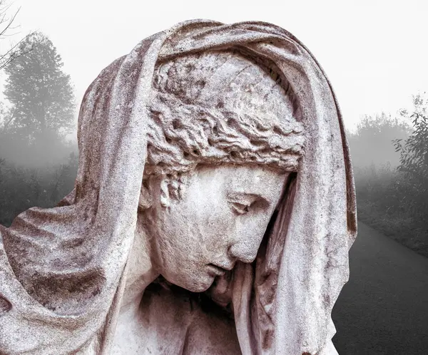 Aziz Meryem Ana heykeli