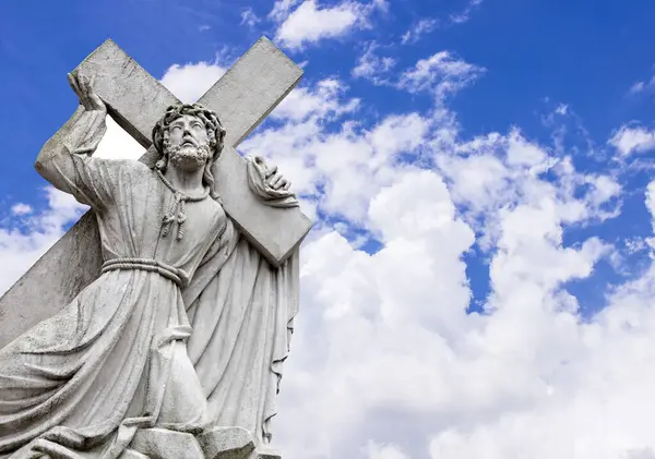 Yüce İsa çarmıhın altında. Tanrının ıstırabı ve ölümü