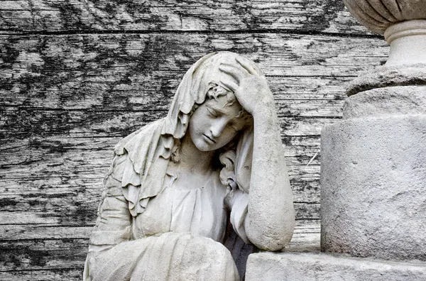 Aziz Meryem Ana heykeli