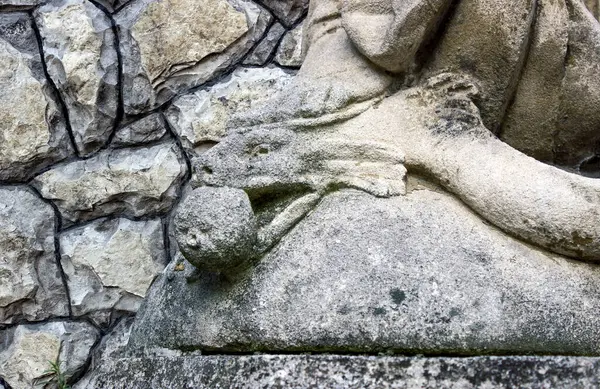 Yılan bir kadının bacağı tarafından ezildi. İncil 'deki Bakire Meryem ve Şeytan' ın hikayesi.