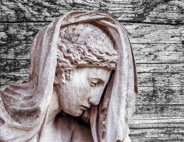 Aziz Meryem Ana heykeli