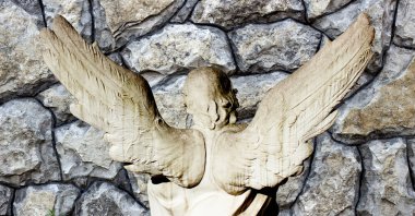 Büyük kanatları ile güzel melek. Koruyucu melek. Melek savior