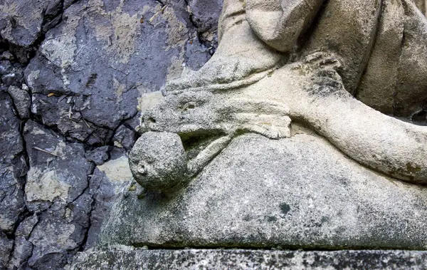 Yılan bir kadının bacağı tarafından ezildi. İncil 'deki Bakire Meryem ve Şeytan' ın hikayesi.